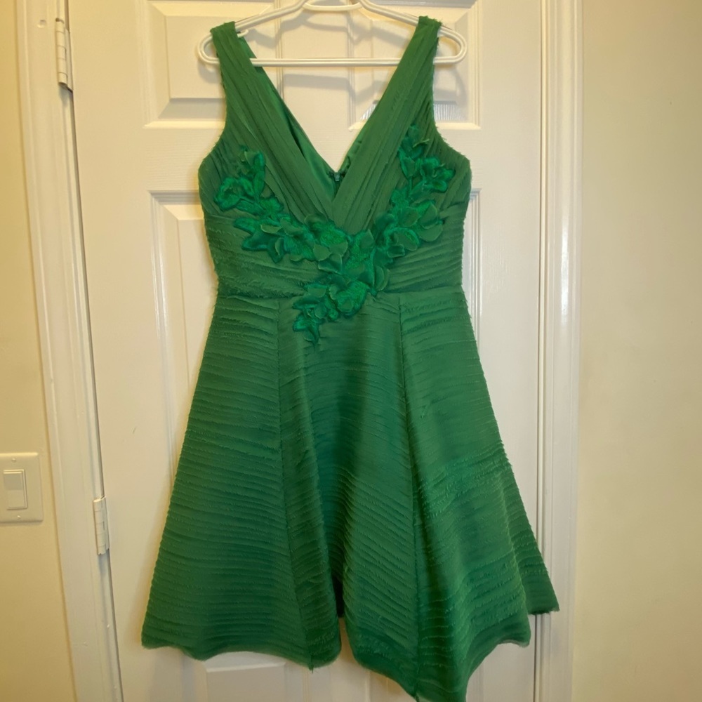 Marchessa Notte Crinkle Chiffon Green V-Neck Dress size 12